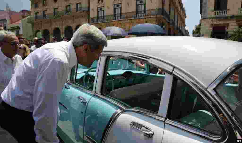 El secretario estadounidense de Estado, John Kerry, observa un carro "antique" (antiguo), en la Habana Vieja (Cuba).