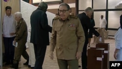 Raúl Castro y otros dirigentes cubanos en una votación parlamentaria para elegir los principales puestos del Estado, el 10 de octubre de 2019. (HO/Cubavisión/AFP)