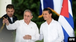 El presidente de México Enrique Peña Nieto (d) y su homólogo cubano, Raúl Castro (c), conversan hoy, viernes 6 de noviembre de 2015, tras una rueda de prensa conjunta.