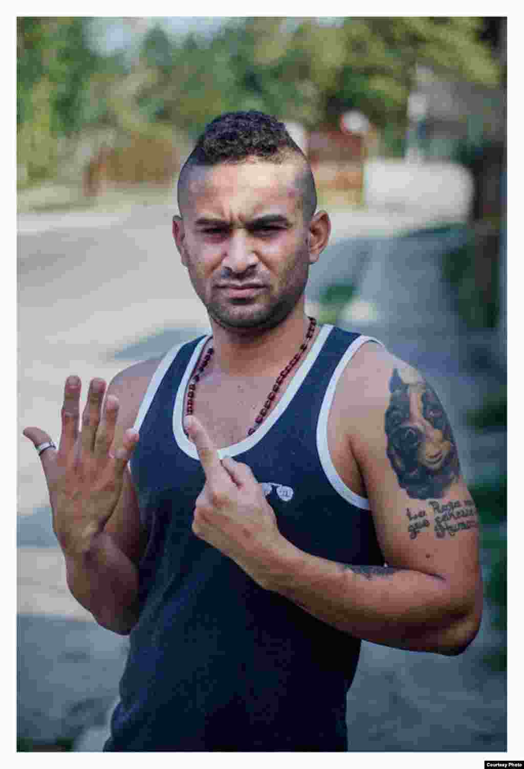 "Puchito", amigo del grafitero cubano "El Sexto, hace un saludo solidario"a la cámara de Fuentes cuando "El Sexto" aún estaba encarcelado. Foto cortesía de Claudio Fuentes.