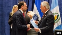 Secretario de Relaciones Exteriores de México, Luis Videgaray (i), mientras conversa con el secretario de Estado, Rex Tillerson (d), durante un receso en la cumbre económica y de seguridad sobre Centroamérica