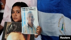 Una niña sostiene una foto durante una conferencia de prensa en la sede de la Comisión Permanente de Derechos Humanos de Nicaragua (CPDH) para exigir la liberación de los manifestantes detenidos durante las protestas del año pasado contra el gobierno del