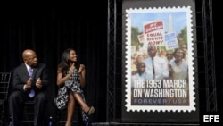 El líder del Movimiento Americano por los Derechos Civiles y representante democrático de Georgia, John Lewis (i) y la actriz estadounidense Gabrielle Union (d) participan en la inauguración de una edición limitada de sellos del Servicio Postal de Estado
