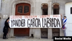 Miembros de la organización Cubanos Libres de Bélgica piden libertad para Yandier García Labrada.
