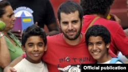 El director Ian Padrón posa con los protagonistas de su filme Habanastation.