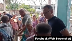 José Daniel Ferrer, en medio de la labor humanitaria que realizaba antes de ser encarcelado, en su vivienda, en Santiago de Cuba.