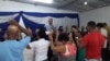El apóstol Yoel Demetrio, líder de la Iglesia Misionera de Cuba, ora junto a miembros de su congregación. (Facebook)