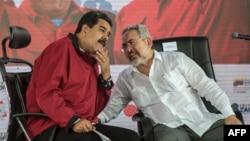 Nelson Martínez, exministro del Petróleo y expresidente de PDVSA, junto a Nicolás Maduro en un acto público, en enero de 2017.
