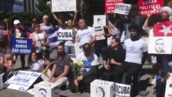 Activistas cubanos se manifiestan frente a la ONU en NY Activistas cubanos se manifiestan frente a la ONU en NY