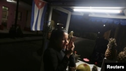 Una vendedora callejera se conecta a internet desde su teléfono en Varadero, Cuba.