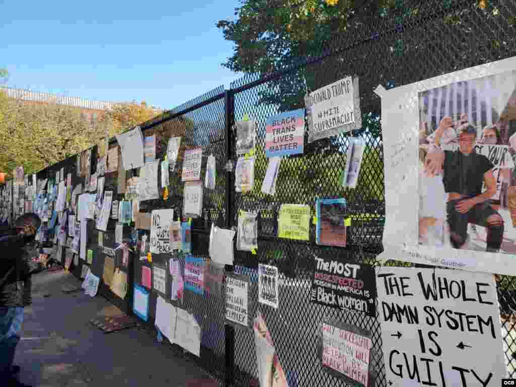 Cerca con panfletos políticos en la entrada del Parque Lafayette, en Washington DC.