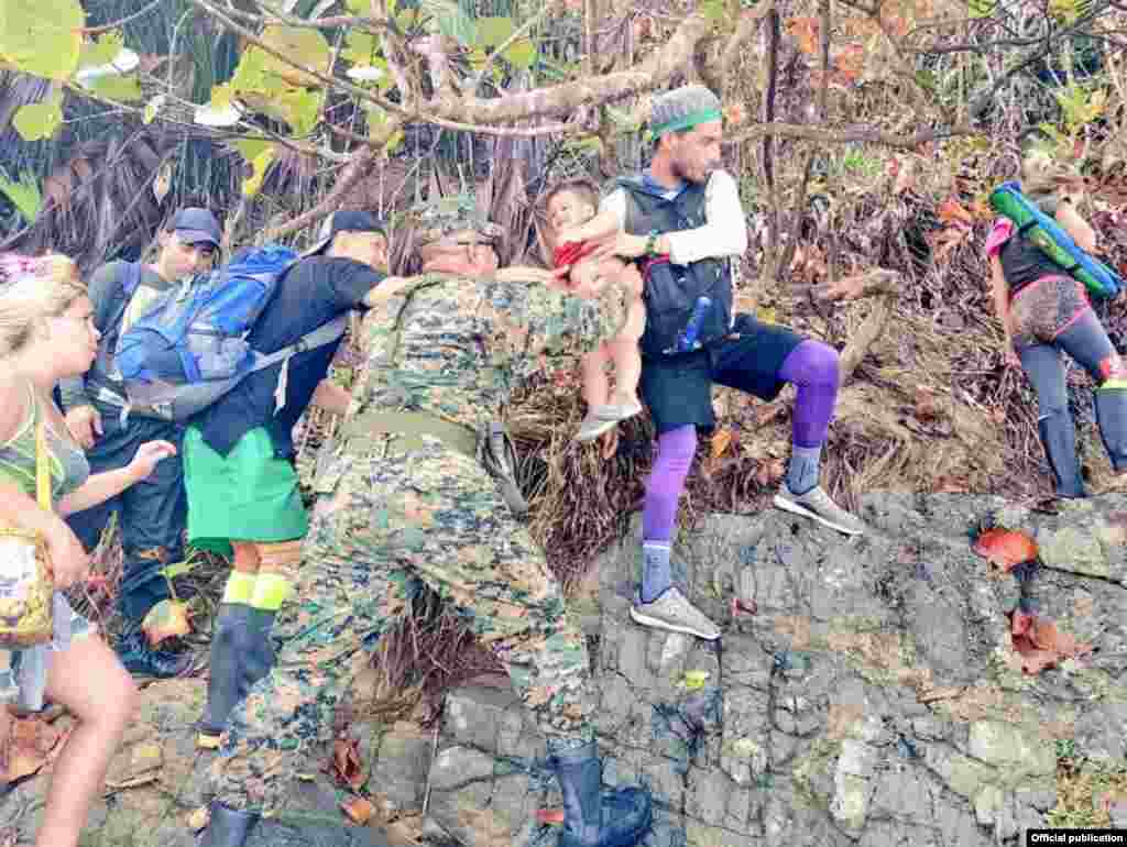 Caravana de migrantes cubanos en Panamá. Foto Servicio Nacional de Fronteras de la República de Panamá.