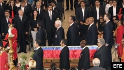 Ppresidentes, jefes de Gobierno y el Principe de Borbón en la guardia de honor al fallecido Hugo Chávez.