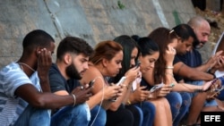 Varias personas se conectan a internet en La Habana.