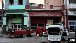 Así quedaron varios carros de la policía y el gobierno en una de las protestas del 11 de julio de 2021, que tuvieron lugar en Cuba.