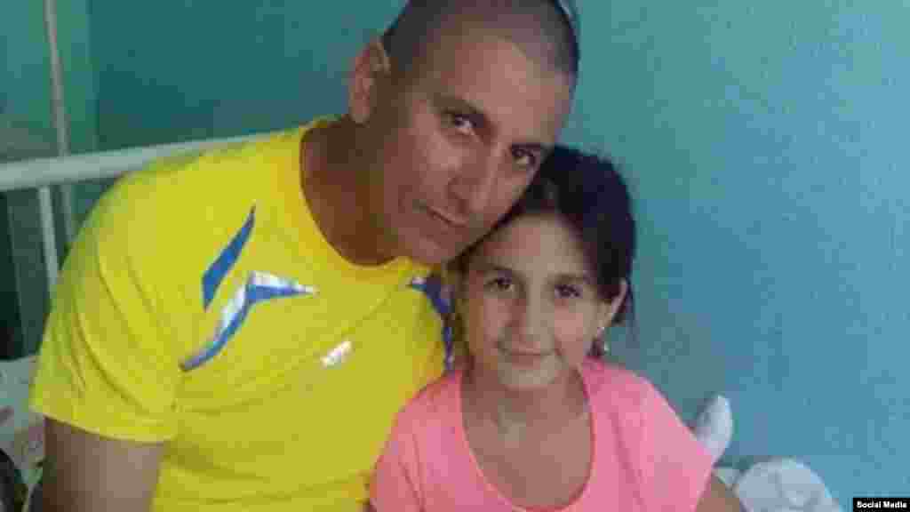 Xaleth junto a su padre, Misael.