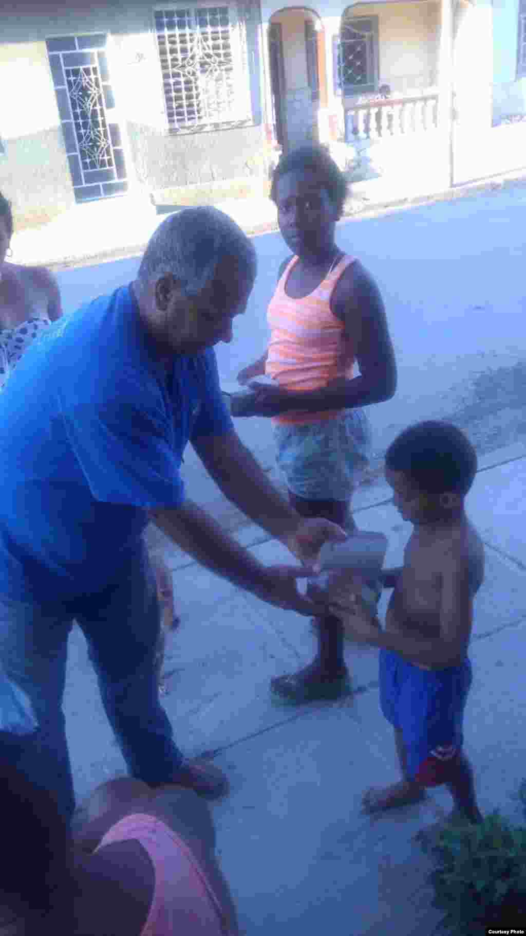 Colaboradores del Proyecto Tondique salen a las calles  entregan comida a los necesitados