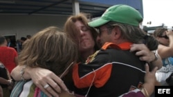 Una mujer abraza a dos familiaresa su llegada al aeropuerto internacional José Martí de La Habana (Cuba), procedente de Miami (EEUU). Foto Archivo