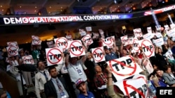 Delegados sostienen carteles contra el Acuerdo Estratégico Trans-Pacífico (TPP).
