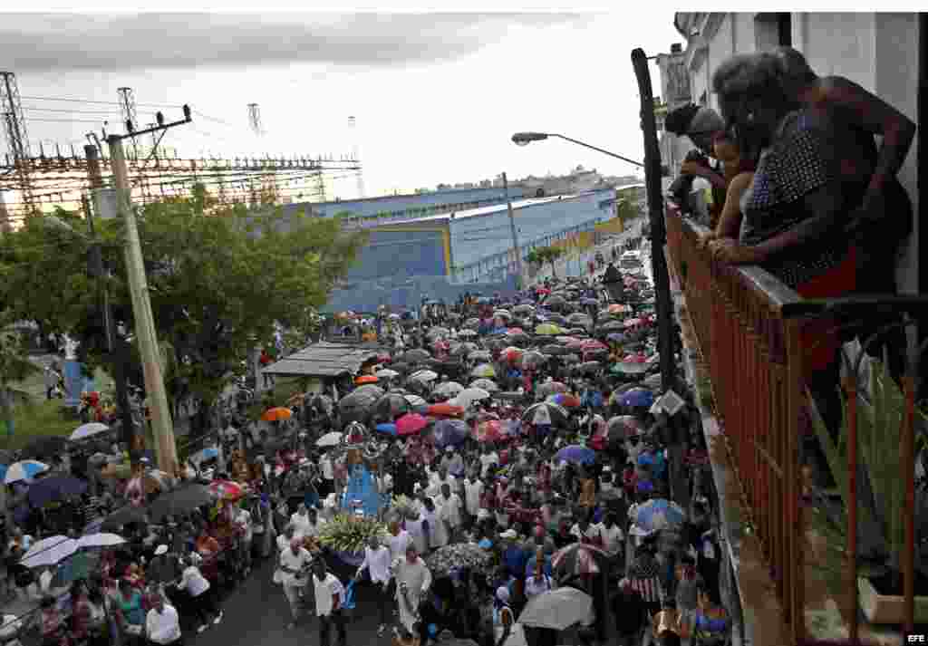 Habitantes del pueblo de Regla observan desde un balcón la procesión de la Virgen de Regla, patrona del pueblo habanero que lleva su nombre hoy, viernes 7 de septiembre del 2018, frente a la bahía de La Habana.