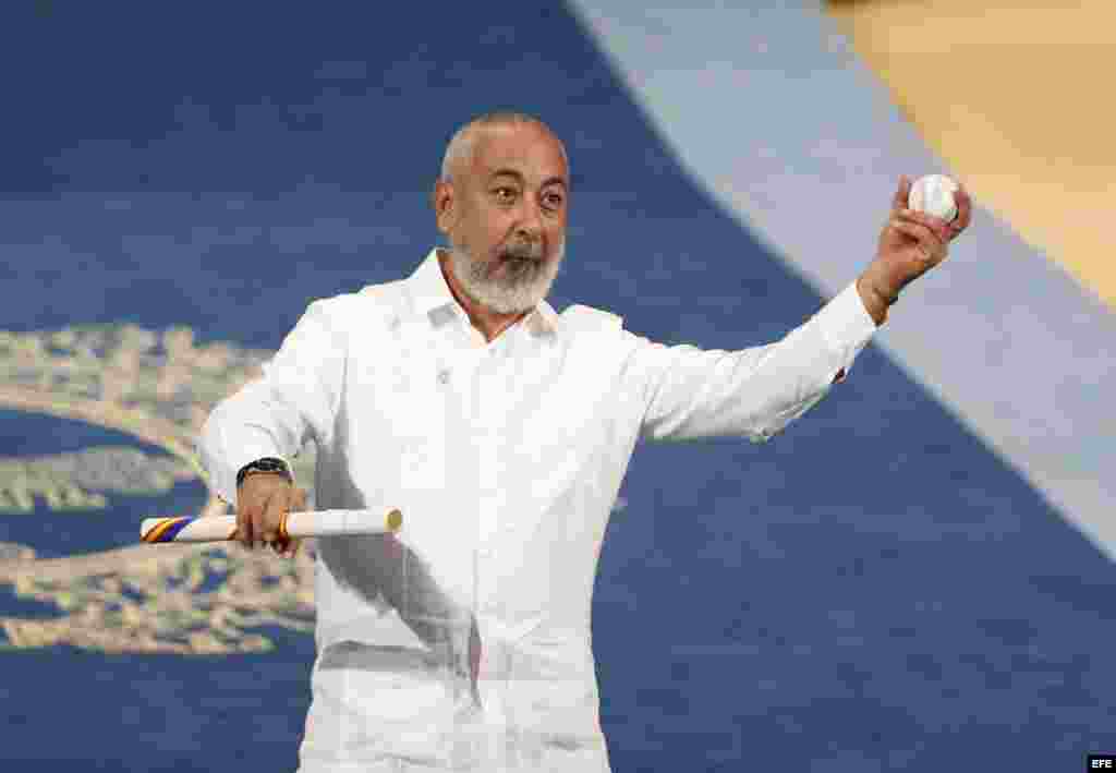 El escritor cubano Leonardo Padura, tras recibir de manos del rey Felipe VI, el Premio Princesa de Asturias de las Letras, durante la ceremonia de entrega de estos galardones, celebrada esta tarde en el Teatro Campoamor de Oviedo.