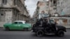 Un vehículo de las fuerzas especiales patrulla las calles de La Habana. REUTERS/Alexandre Meneghini