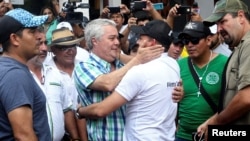 Luis Fernando Camacho es recibido por sus seguidores en Santa Cruz.