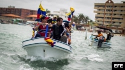 El candidato presidencial de la oposición venezolana, Henrique Capriles, saluda a los bañistas viernes 29 de marzo del 2013, en el Parque Nacional Morrocoy (Venezuela).