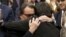 El presidente de la Generalitat saliente, Artur Mas, abraza a su sucesor, Carles Piugdemont.