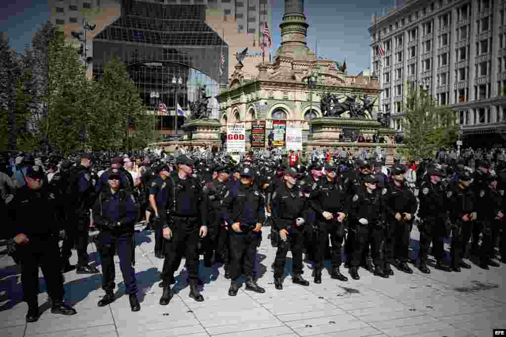 Policías monitorean protestas en cercanías al Quicken Loans Arena, donde se realiza la Convención Republicana 2016