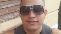 El joven cubano preso por pedir libertad con un cartel sigue firme en su protesta El joven cubano preso por pedir libertad con un cartel sigue firme en su protesta