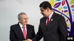 El presidente de Venezuela, Nicolás Maduro (d) recibe al presidente de Cuba, Raúl Castro, a su llegada a la cumbre del Movimiento de Países No Alineados (MNOAL) en Margarita (Venezuela)