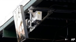 Un dispositivo de radar emplazado en el techo del PeoplesBank Park de York, Pensilvania, como parte de un sistema de "umpire robot" estrenado en el Juego de Estrellas. Foto AP/Julio Cortez.