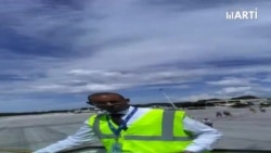 Alexander Otero denuncia maltrato agentes cubanos en aeropuerto de Holguín Alexander Otero denuncia maltrato agentes cubanos en aeropuerto de Holguín