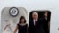 El vicepresidente Mike Pence y su esposa Karen Pence desembarcan del Air Force 2. (Foto