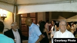 Disidentes cubanos en una fiesta por el 4 de julio convocada por los diplomáticos estadounidenses.