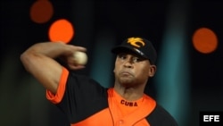 El lanzador de Cuba Freddy Álvarez lanza una bola ante México durante un juego de la Serie del Caribe 2014 realizado en el estadio Nueva Esparta en Margarita (Venezuela).