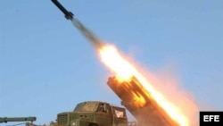 Fuerzas militares norcoreanas lanzando un misil en una locación sin identificar.