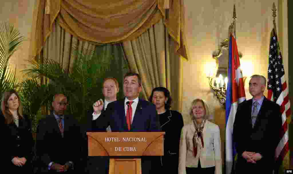 El secretario adjunto para Asuntos Económicos y Negocios de Departamento de Estado de Estados Unidos, Charles H. Rivking, ofrece un discurso hoy, martes 16 de febrero, en La Habana (Cuba), tras la firma un memorando de entendimiento entre los Gobiernos d