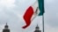 Bandera mexicana ondea fuera de la Catedral Metropolitana de México el 4 de agosto de 2023

