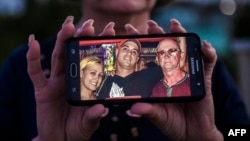 Zoila Rodríguez, esposa y madre de la "Familia Beirut", muestra la foto de sus tres familares presos