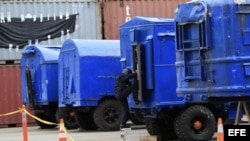 Un grupo de vehículos de uso militar para el lanzamiento de misiles fue presentado por las autoridades panameñas hoy, jueves 1 de agosto de 2013, en el puerto de Manzanillo en la caribeña ciudad de Colón, donde también hallaron explosivos y municiones en