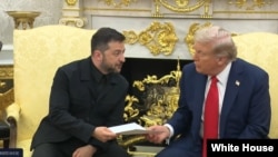 El presidente de EEUU Donald Trump recibió el lunes a su homólogo de Ucrania, Volodymyr Zelenskyy, en la Casa Blanca.