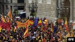 Miles de personas se han manifestado esta tarde por el centro de Barcelona, terminando en la plaza de Sant Jaume, ante la sede de la Generalitat en favor de la unidad de España y contra el referéndum sobre la independencia de Cataluña.