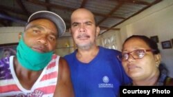 artolo Cantillo Romero y Celina Osoria Claro junto a Miguel Angel López Herrera (al centro ) este miércoles.