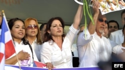 Gloria y Emilio Estefan, junto a Damas de Blanco en Miami.