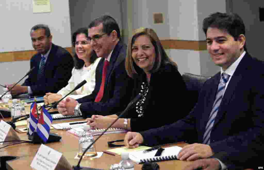 Abel E. González (d) junto a Josefina Vidal, José Ramón Cabañas, Lianys Torres y Alejandro García.