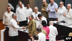 Miguel Díaz Canel saluda a Raúl Castro.