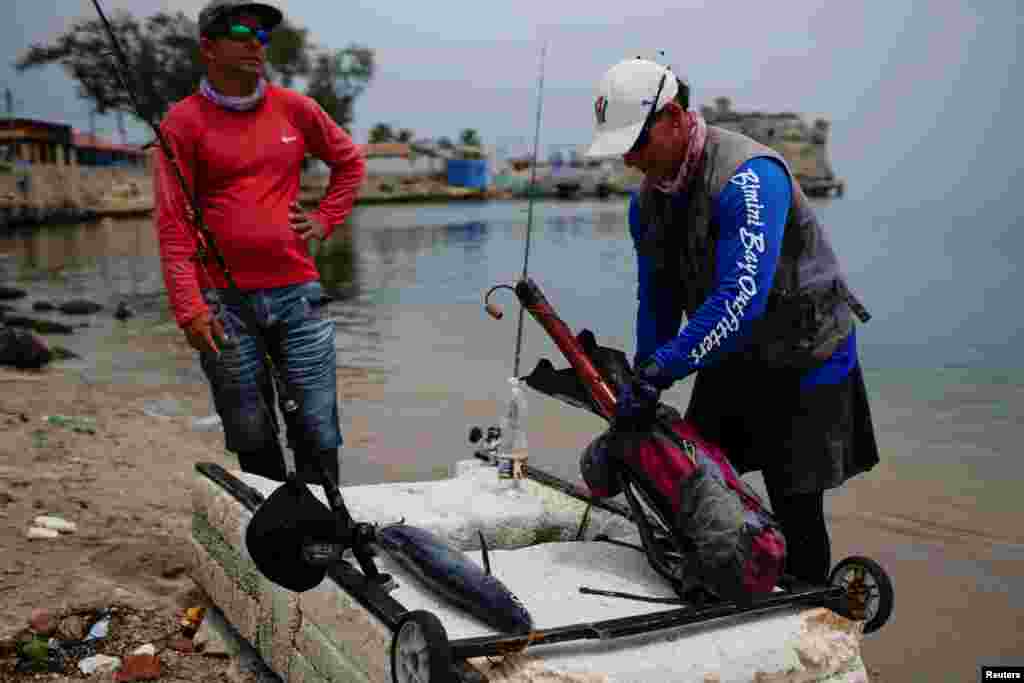 Pescadores en Cojímar. REUTERS/Alexandre Meneghini