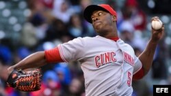 Aroldis Chapman, lanza una bola ante los Cubs durante un juego de la MLB